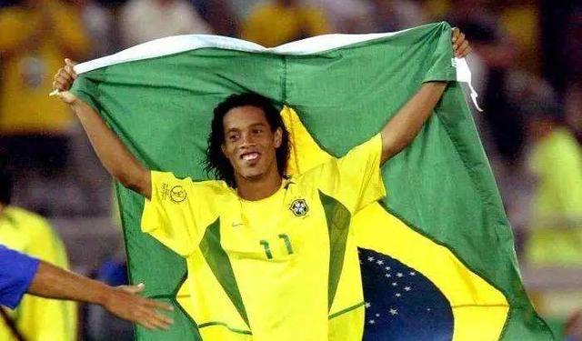 鬼斧神工的一脚！02年世界杯，巴西队为何让年轻小罗主罚任意球？(2)