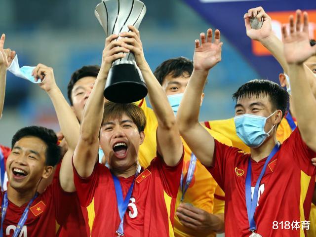 排面! 越南力克泰国首夺东南亚U23冠军, 主席总理发贺电: 祖国为你们骄傲!(1)