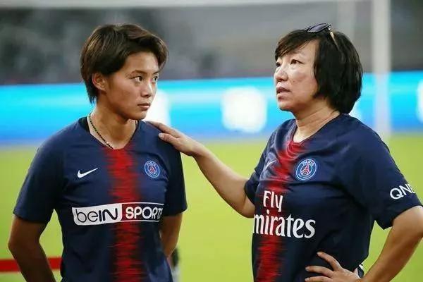王霜是中国最好的女足队员，她为什么不到国外去踢球呢？(2)