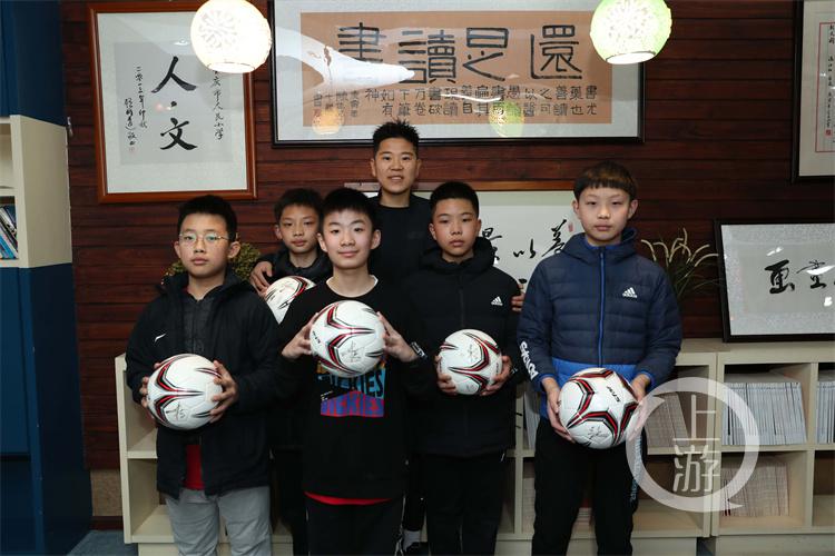 分享逐梦历程 中国女足队员李影走进重庆市人民小学(1)