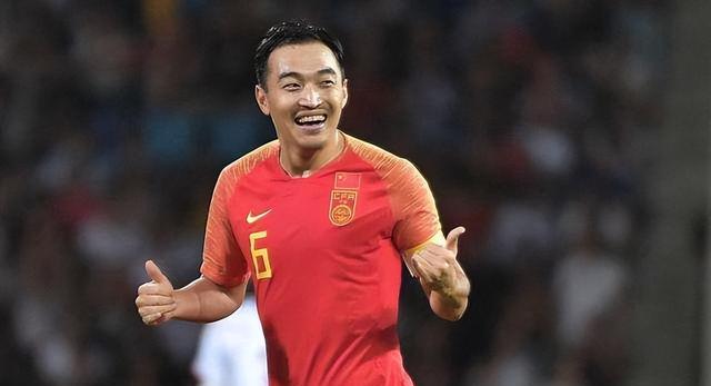 冯潇霆在国足的位置能排在中国足球历史第三中后卫吗(2)