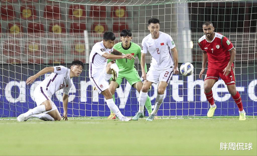 国足0-2阿曼赛后，仅张琳芃低头反思，全队大巴车上一幕令人心寒(1)