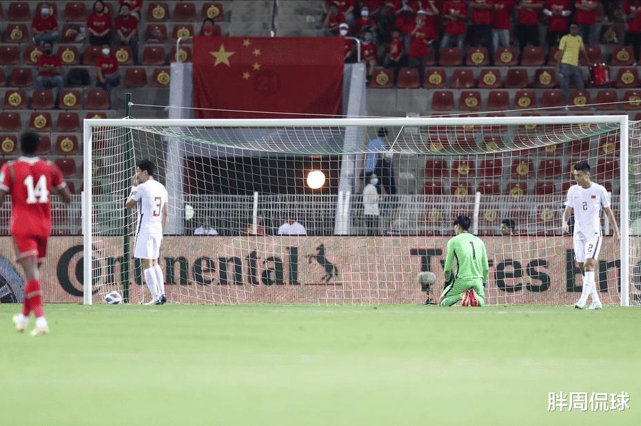 国足0-2阿曼赛后，仅张琳芃低头反思，全队大巴车上一幕令人心寒(3)