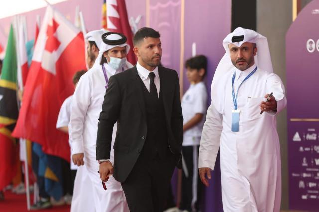 卡塔尔世界杯分组抽签仪式 阿圭罗携未婚妻出席！(1)
