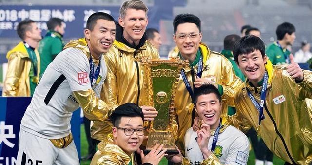 再见！北京国安一代传奇离世，曾率队3次夺得过足协杯冠军(1)