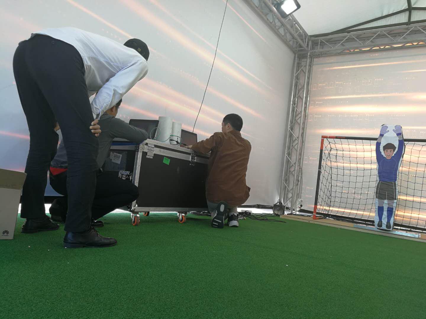 著名球星梅西在卡塔尔再次挑战AI足球机器人守门员，场面比较轰动(4)