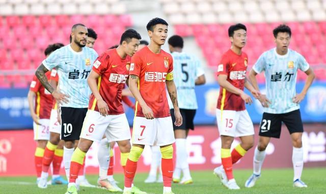 上海媒体做出争议报道，八冠王广州队很难堪，球迷吐槽声一片(2)