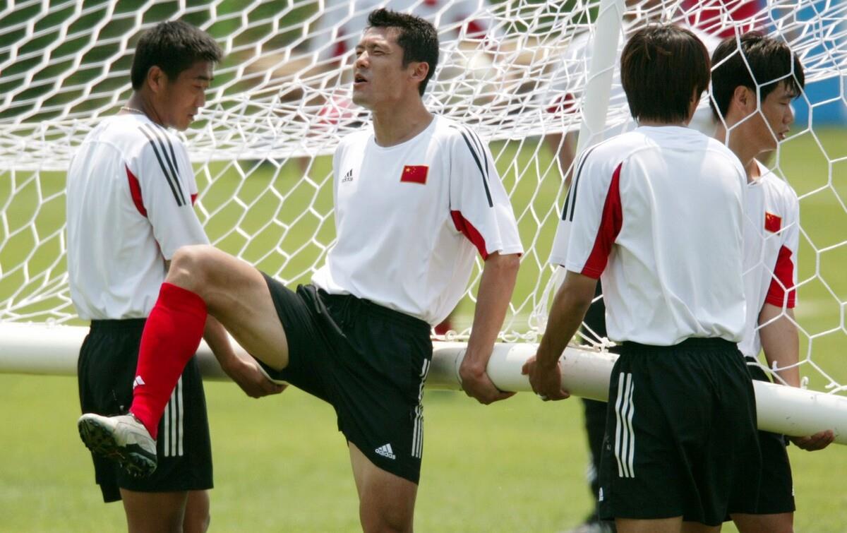 2002年世界杯回顾：中国男足出道即巅峰，韩国进四强成就足球耻辱(2)