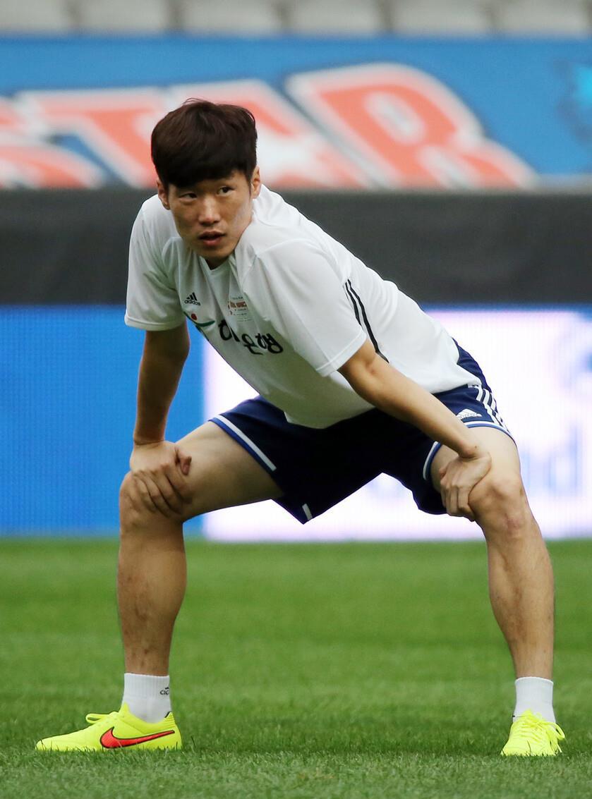 2002年世界杯回顾：中国男足出道即巅峰，韩国进四强成就足球耻辱(6)