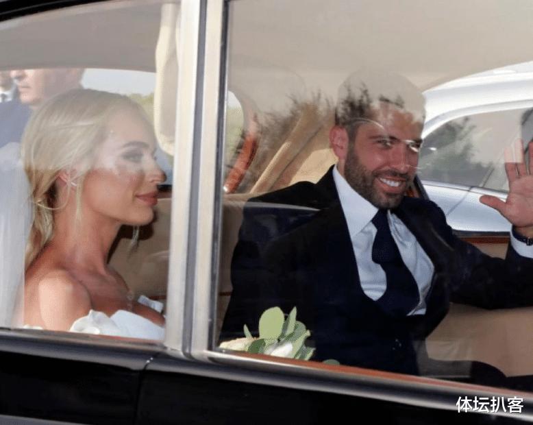 33岁巴萨巨星大婚！千万豪车开道，幸福亲吻新娘，梅西现身祝贺(1)