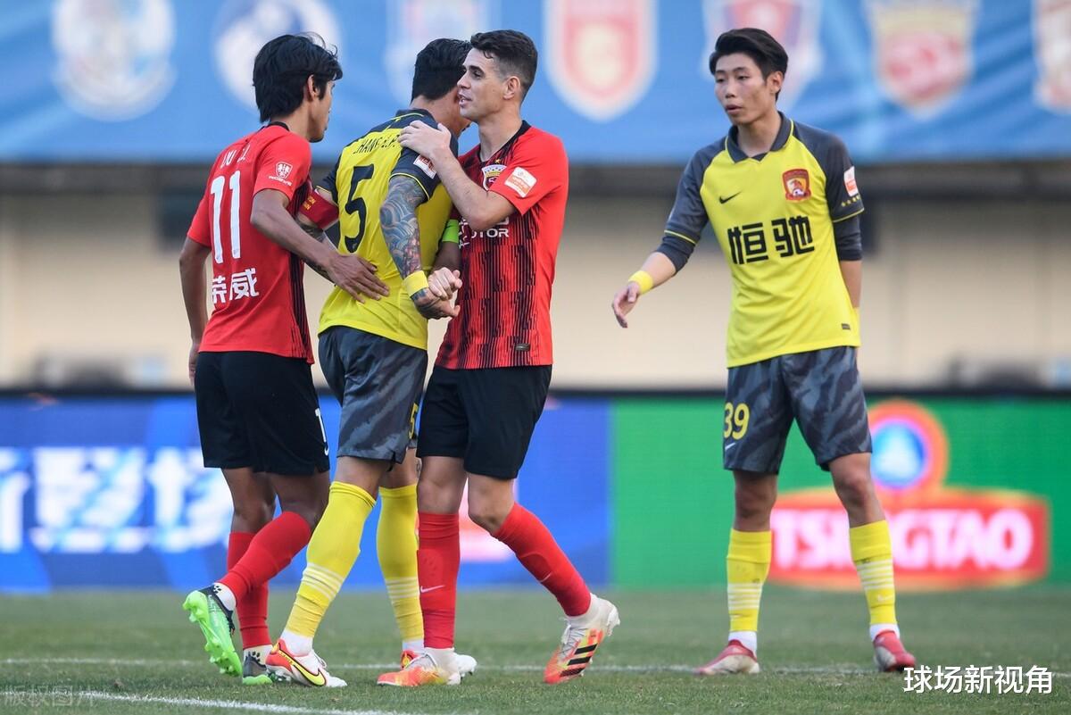 《足球报》曝出争议猛料，广州队球迷吐槽：真把中国足球当公益足球了(1)