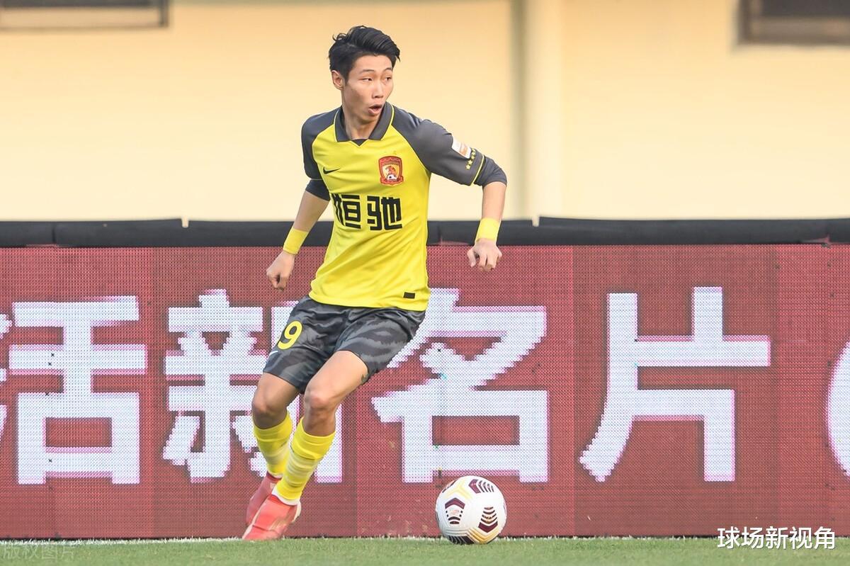 《足球报》曝出争议猛料，广州队球迷吐槽：真把中国足球当公益足球了(2)