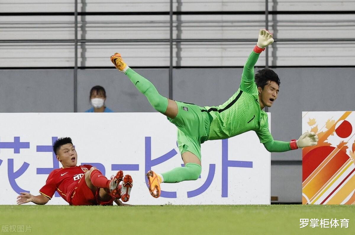 国足0比3惨败韩国队，唯有一人可昂首离队，多次打爆对手后防(1)