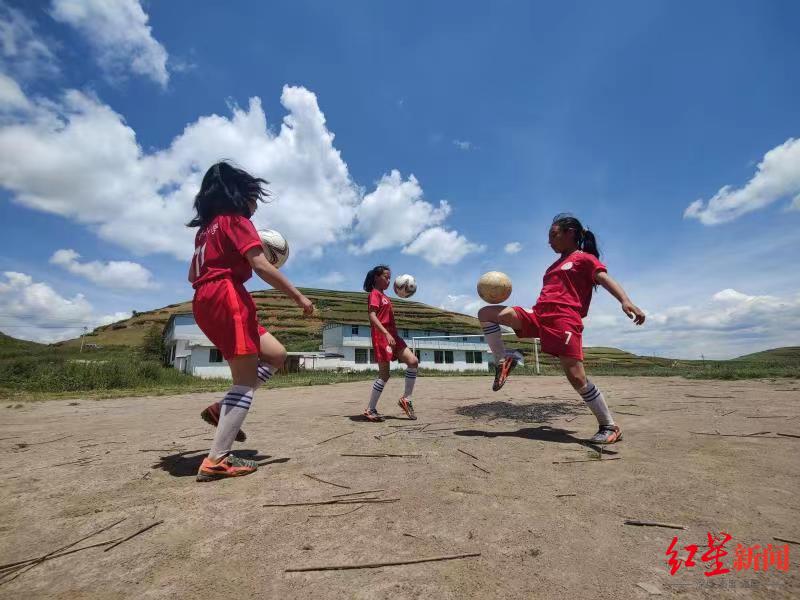 第二座中国女足主题球场将建在凉山瓦吾小学 校长：超半数学生在踢球，28名女球员每天训练(2)