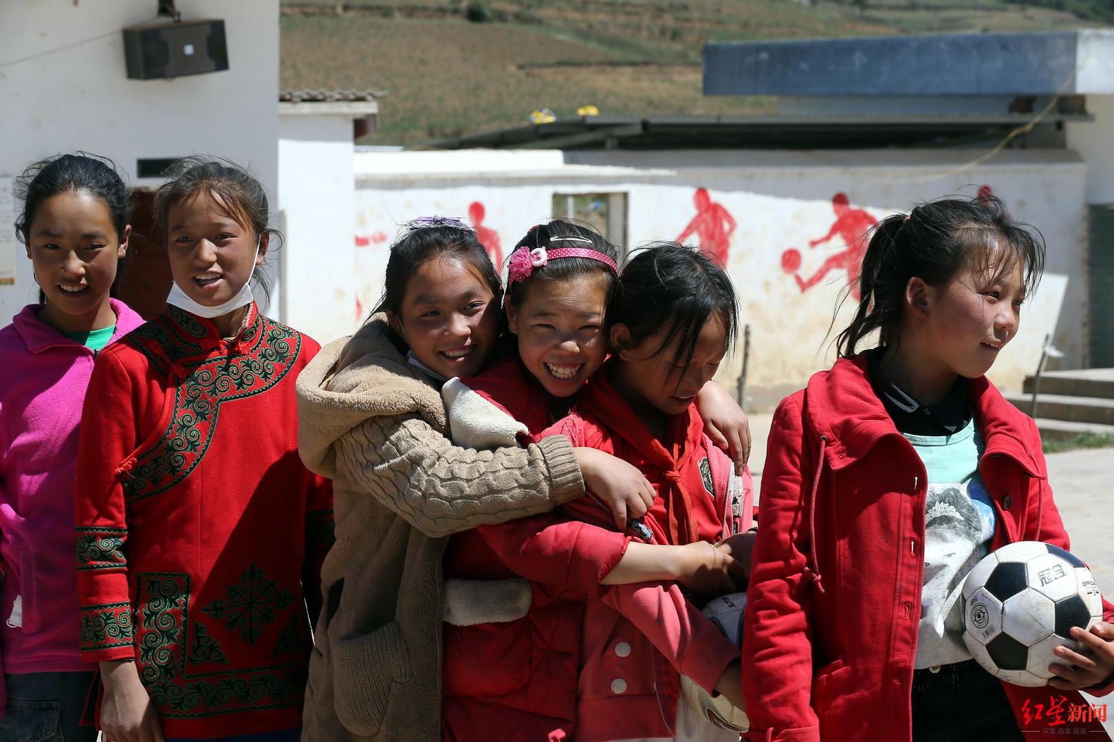 第二座中国女足主题球场将建在凉山瓦吾小学 校长：超半数学生在踢球，28名女球员每天训练(3)