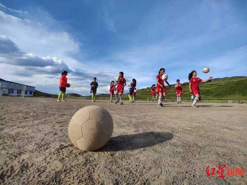 第二座中国女足主题球场将建在凉山瓦吾小学 校长：超半数学生在踢球，28名女球员每天训练(4)