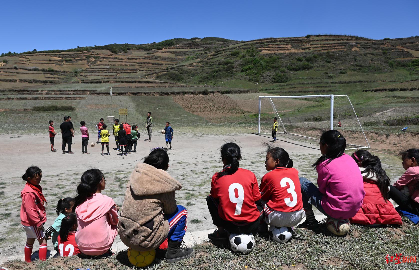 第二座中国女足主题球场将建在凉山瓦吾小学 校长：超半数学生在踢球，28名女球员每天训练(6)