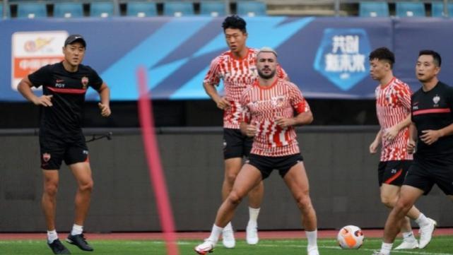 大连2022中超联赛第13轮前瞻，深圳队备战训练(9)