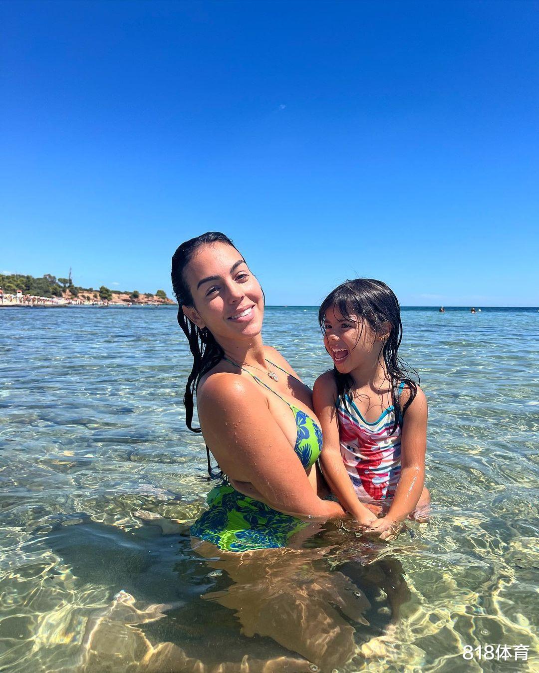 C罗女友带5娃撒丁岛度假! 穿比基尼海边戏水, 12岁迷你罗搂着继母合照(6)