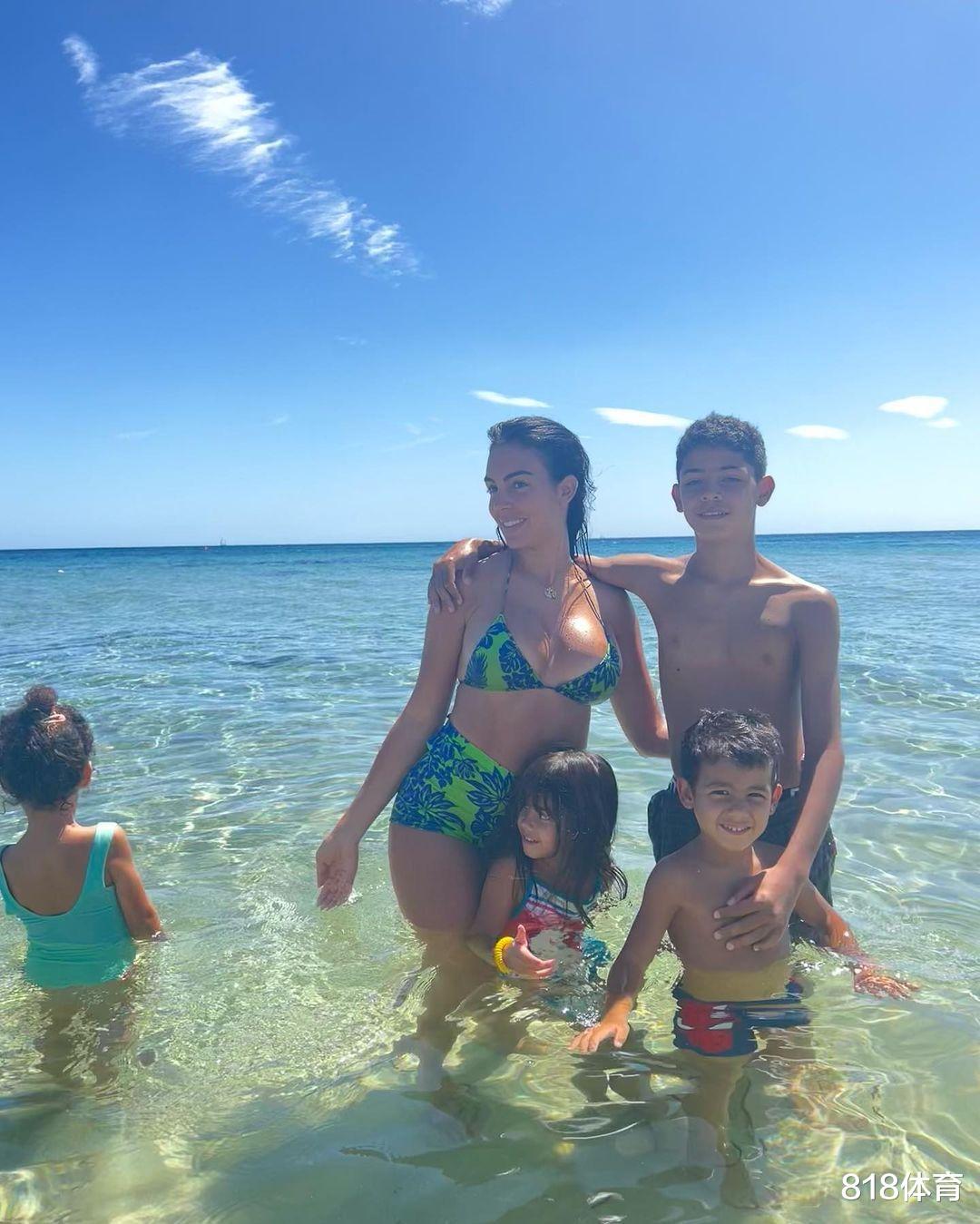 C罗女友带5娃撒丁岛度假! 穿比基尼海边戏水, 12岁迷你罗搂着继母合照(7)