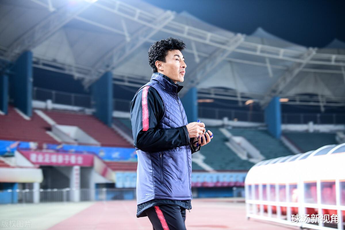 下午14点！中国足球迎喜讯，李玮峰做出难得表态，球迷点赞声一片(2)