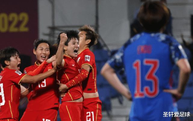 2-1！世界第1狂飙，对手自摆乌龙蹊跷，中国女足重返巅峰迎来契机(4)