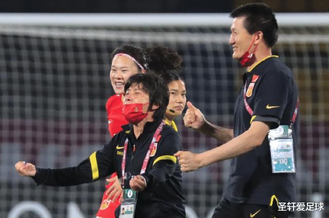 2-1！世界第1狂飙，对手自摆乌龙蹊跷，中国女足重返巅峰迎来契机(6)