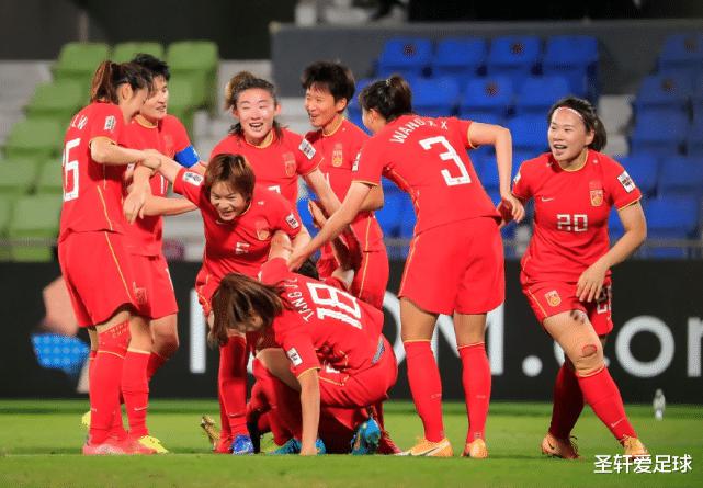 2-1！世界第1狂飙，对手自摆乌龙蹊跷，中国女足重返巅峰迎来契机(12)