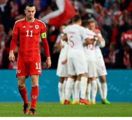北京时间9月26日凌晨，2022-23赛季欧洲国家联赛A级第4组第6轮，威尔士主场0比1输给波兰，惨遭降级。(2)