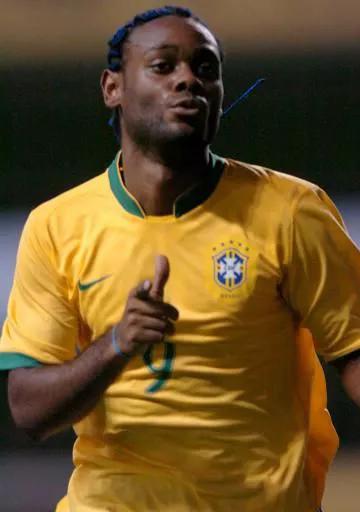前山东外援勒夫在巴西联赛打入惊天远射，他是鲁能历史上技术最好的球员吗？(3)