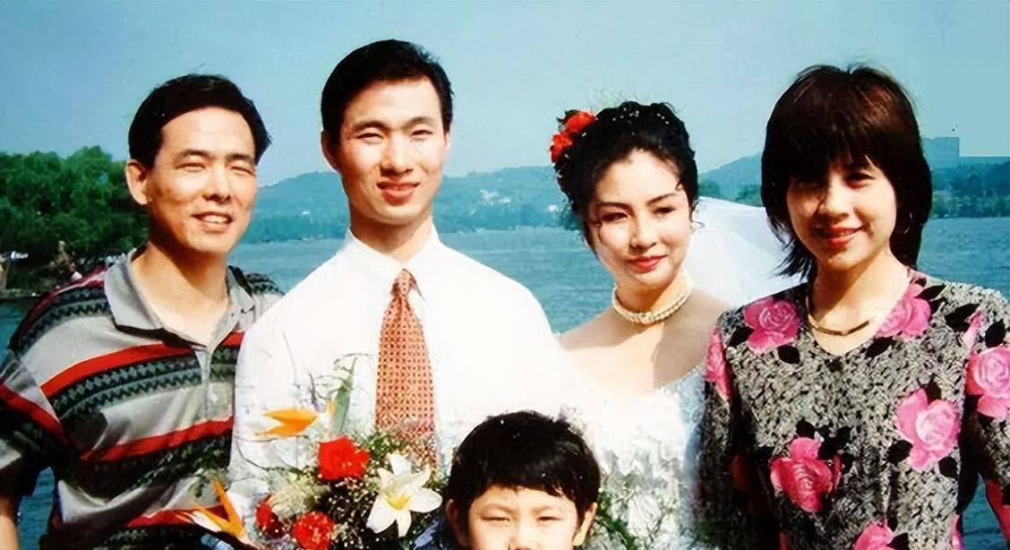 刘国梁恩师蔡振华，娶了演员妻子，铁腕外表下是一位模范丈夫(10)