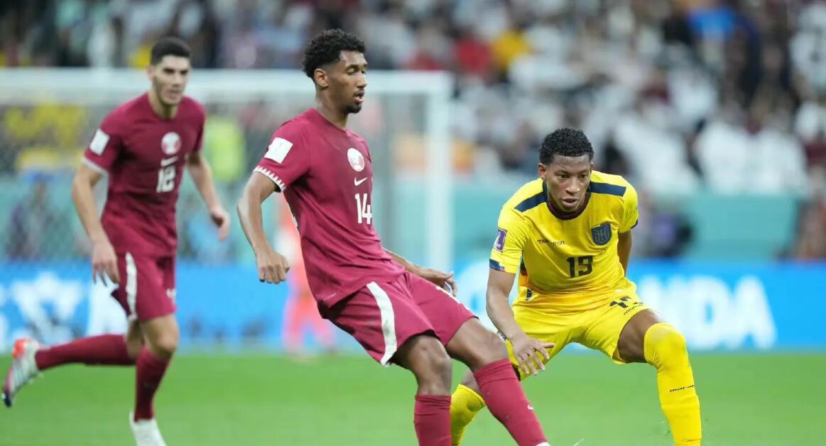 世界杯揭幕战，卡塔尔创造东道主首败记录，李铁吐槽教练水平不行(1)