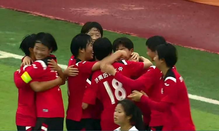 全国冠军！济南一高中女足在第一届中国青少年足球联赛中夺冠(1)