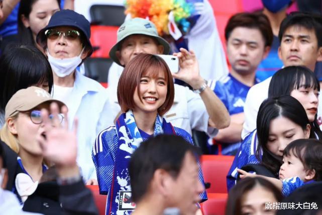 反转！日本输球不打扫卫生，看台上太太团真漂亮，国足影响力真大(8)