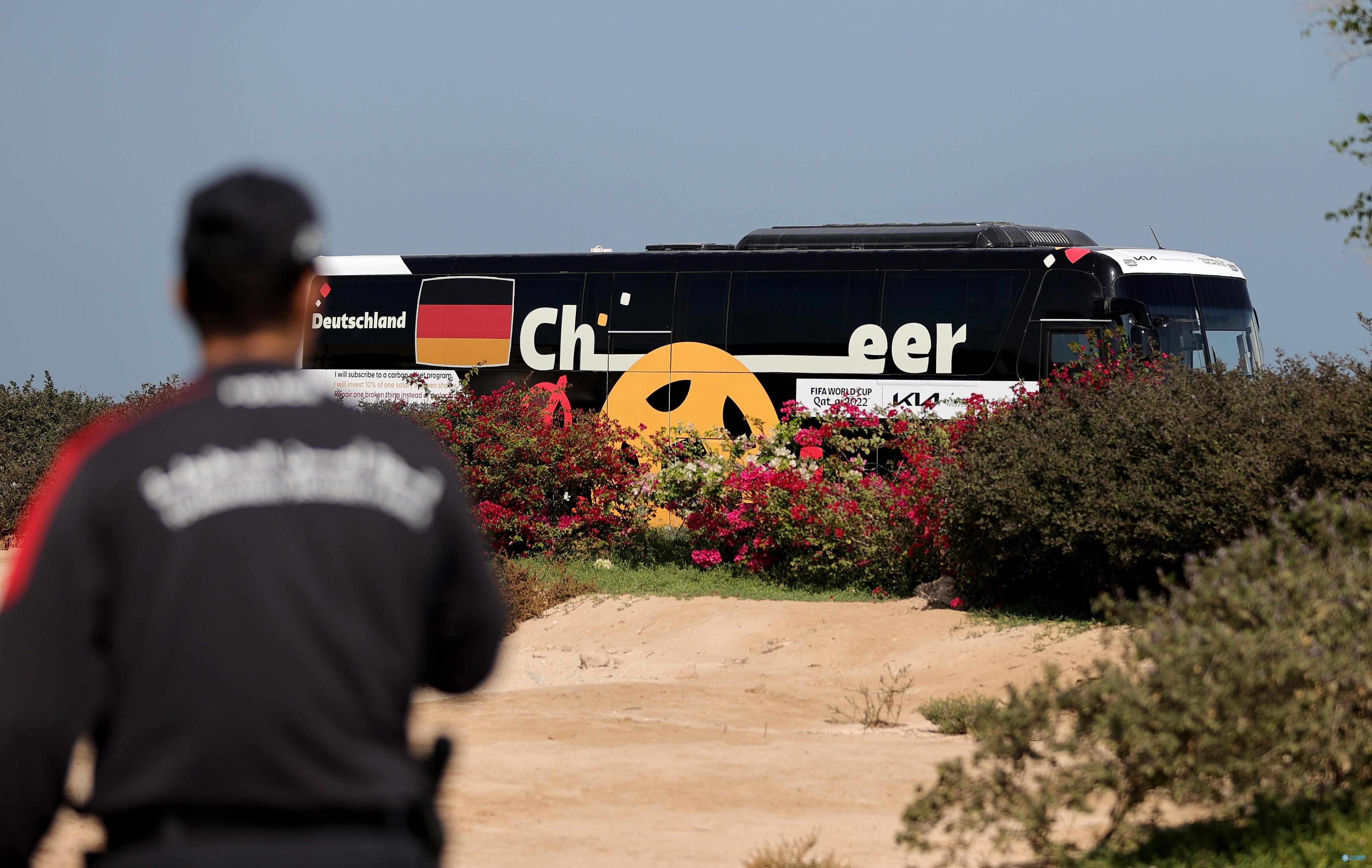 惨淡! 德国队乘坐韩国大巴启程回国, 球迷无人相送, 穿越沙漠黄沙万里(7)