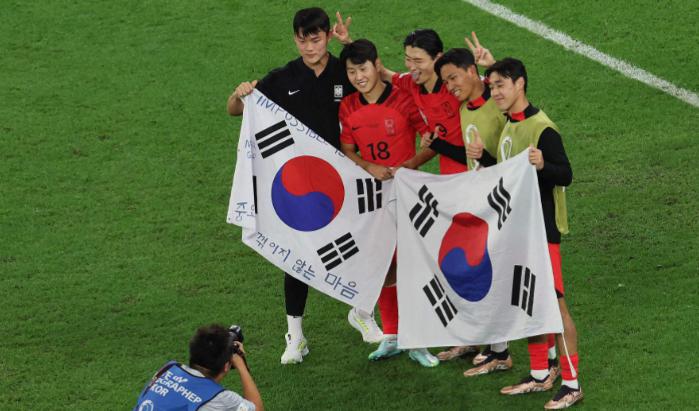 差距！韩国球员脚踩国旗遭网暴，武磊树立榜样：国旗上拒绝签名(3)