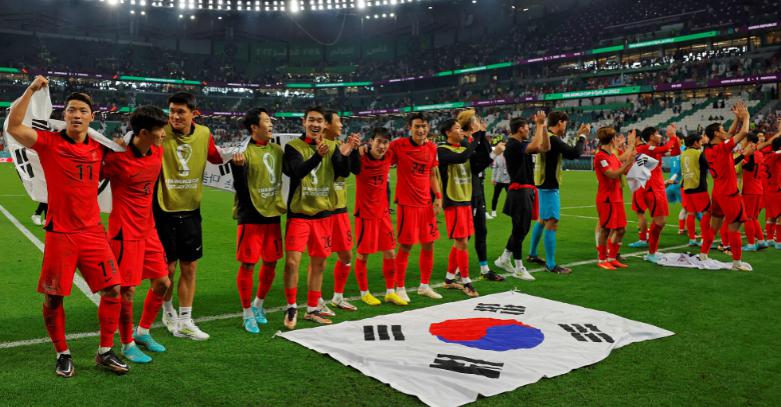 差距！韩国球员脚踩国旗遭网暴，武磊树立榜样：国旗上拒绝签名(4)