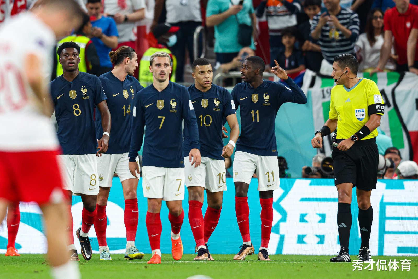 尴尬！全队高呼庆祝却唯独1人在“挨揍”，法国夺冠只剩唯一隐患(4)