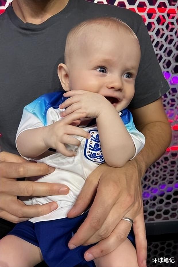 六个月宝宝是“最不幸的英格兰球迷”，官员不允许父母带着他进场(4)