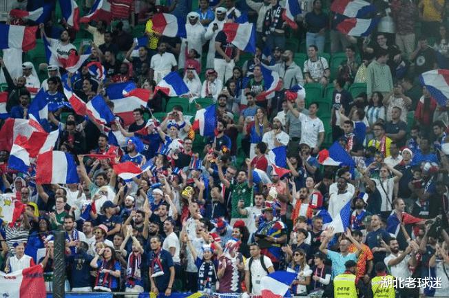 法国球迷怂了！英媒：在伦敦的法国人单独看球，以避开英格兰球迷(2)