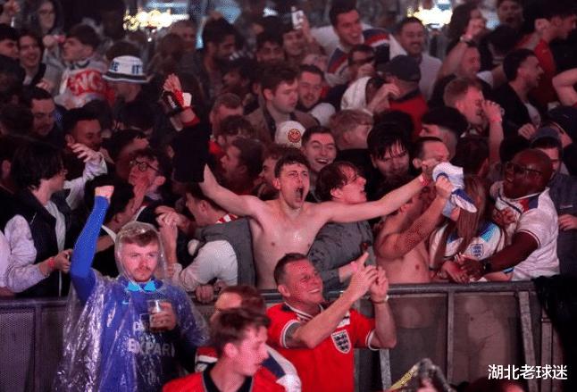法国球迷怂了！英媒：在伦敦的法国人单独看球，以避开英格兰球迷(6)