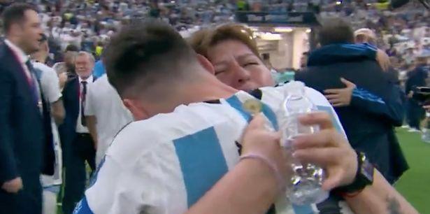 世界杯泪目瞬间：梅西母亲找到儿子，一把揽入怀中，母子相拥而泣(2)