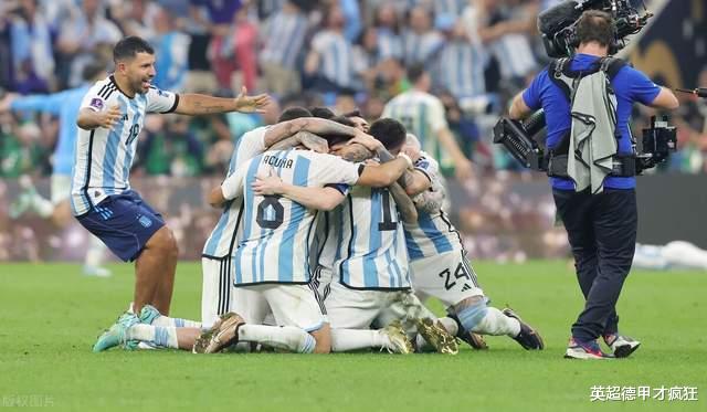 阿根廷亏欠阿奎罗一个名分！他自费出任气氛组长，梅西才有冠军！(7)