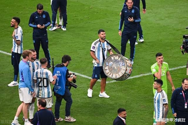 阿根廷亏欠阿奎罗一个名分！他自费出任气氛组长，梅西才有冠军！(15)