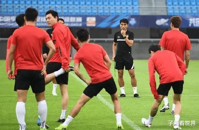 绝了！广东媒体最新报道引爆争议，球迷吐槽：中国足球太可悲了(1)
