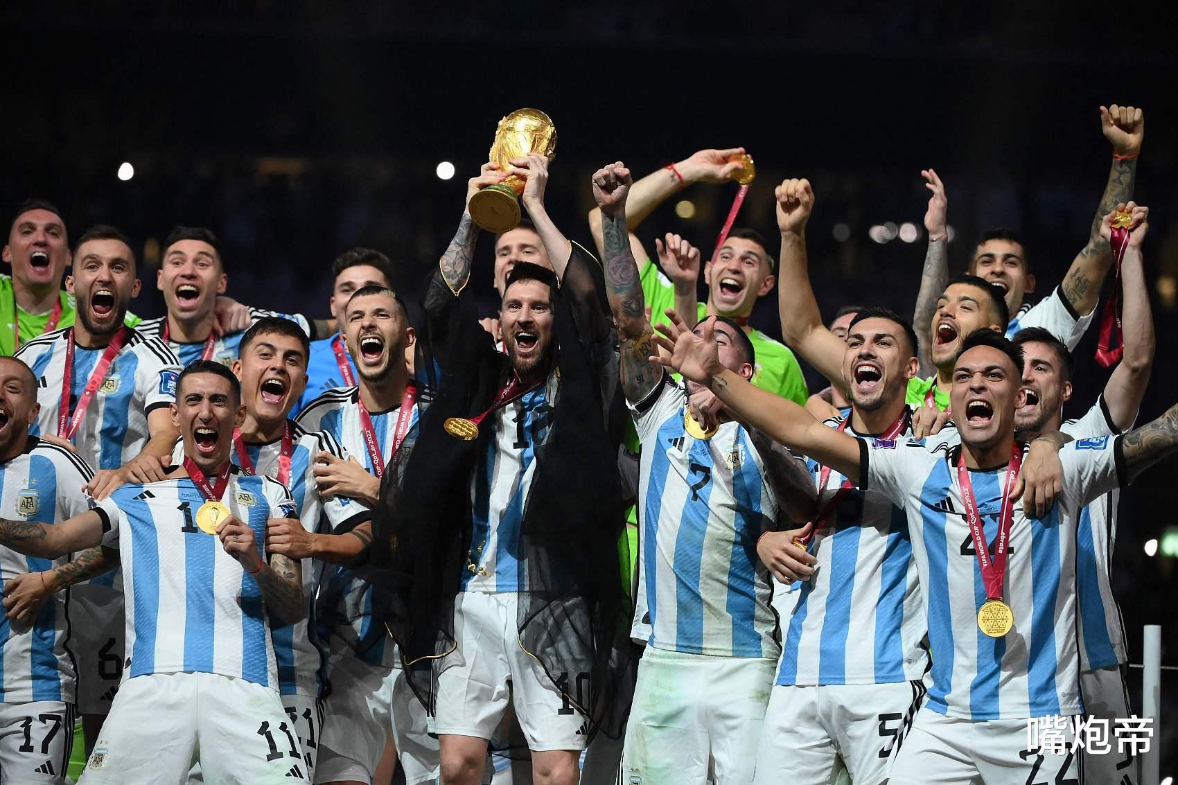 三大杯！阿根廷队秀出圣诞大礼，球王梅西让4500万人扬眉吐气(1)