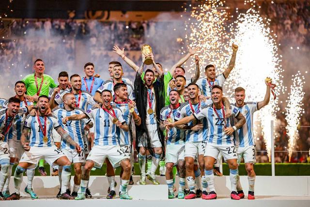 35岁圆梦世界杯 梅西名利双收赚过亿 阿根廷女球迷赤身示爱(1)
