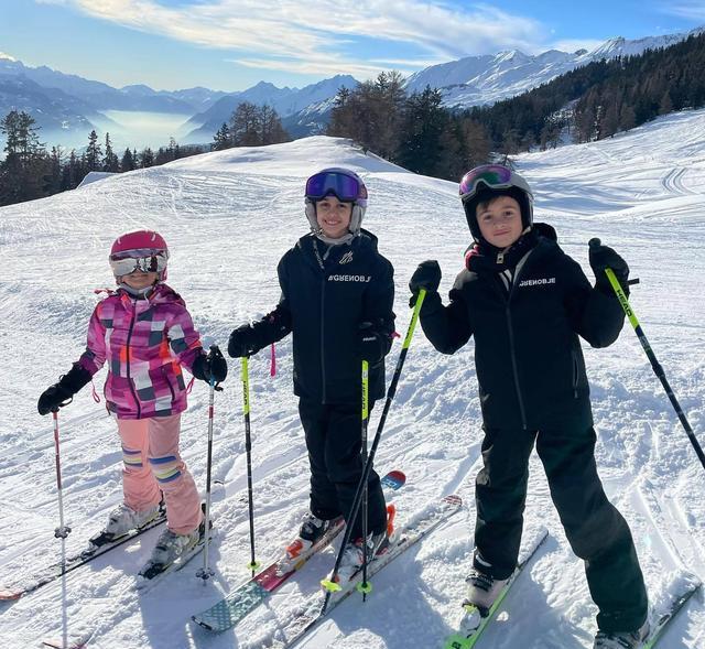 儿女亲家！梅西小法两家人瑞士滑雪，孩子们不亦乐乎梅老板冻得哆嗦(5)