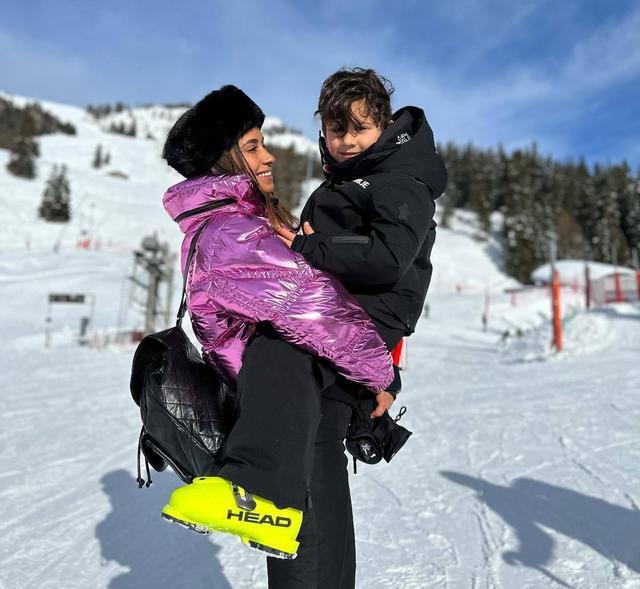 儿女亲家！梅西小法两家人瑞士滑雪，孩子们不亦乐乎梅老板冻得哆嗦(7)