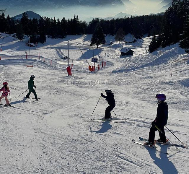 儿女亲家！梅西小法两家人瑞士滑雪，孩子们不亦乐乎梅老板冻得哆嗦(8)